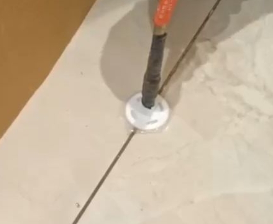靖宇瓷砖空鼓维修公司专业解答瓷砖在铺贴过程中，如果没有涂抹均匀到位的粘结材料（如水泥砂浆或瓷砖胶），可能会导致以下问题
