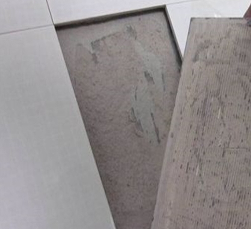 靖宇瓷砖空鼓维修公司分享瓷砖铺贴时如果打浆（即涂抹在瓷砖背面和基层上的砂浆或瓷砖胶）过少，会带来以下问题